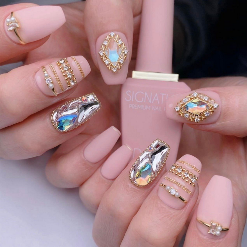 Mẫu nail màu hồng thạch đính đá