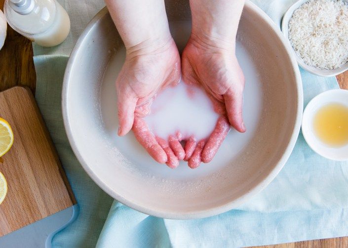 Cách chăm sóc móng tay sau khi làm nail với sữa ấm